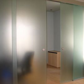 Двери с напольной направляющей