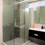 Раздвижные душевые двери