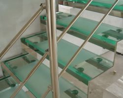 Стеклянные ступени. Заказать в Днепре (Днепропетровск)