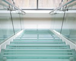 Стеклянные ступени. Заказать в Днепре (Днепропетровск)
