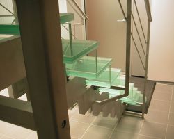 Стеклянные ступени. Заказать в Днепре (Днепропетровск)